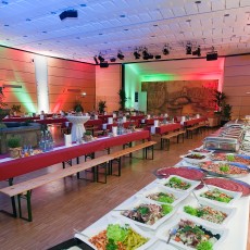 Saal Ruhr mit Catering und eckiger Bankettbestuhlung