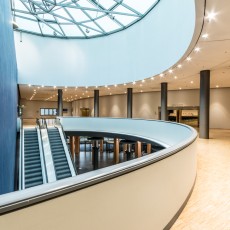 Foyer mit Blick auf die Kuppel und die Rolltreppen