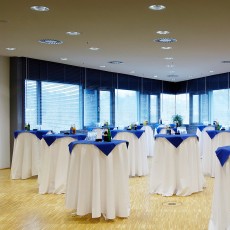 Saal Brüssel mit Stehtischen als Cateringfläche